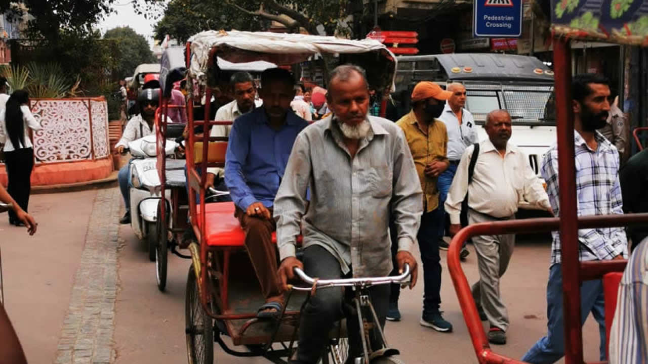 À « Chandni Chowk », le rickshaw est le principal moyen de transport. Cela coûte 20 à 30 roupies indiennes pour circuler dans la ville.