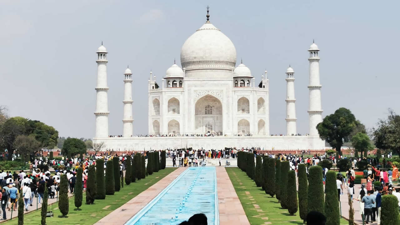 Une fois New Delhi visitée, direction Agra pour le Taj Mahal. À six heures de route en voiture, le Taj Mahal reste un lieu inratable en Inde. Plus de 45 000 visiteurs s’y rendent chaque jour.
