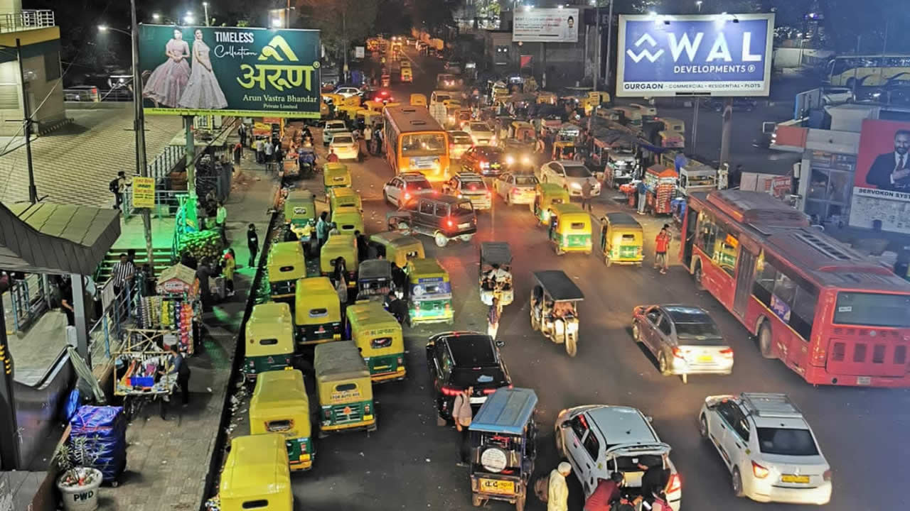 New Delhi ne s’endort jamais. À la nuit tombée, les automobilistes continuent de circuler et les marchands ambulants sont tout aussi nombreux qu’en journée.