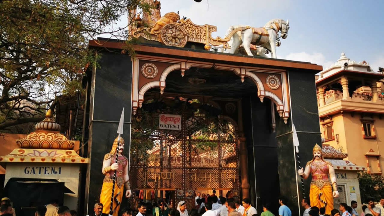 Sur la route vers Agra, une escale est souvent envisagée à Mathura, une ville de l’État de l’Uttar Pradesh situé à 125 km de New Delhi. Elle est hautement symbolique pour les hindous puisque ce serait le lieu de naissance du dieu Krishna.