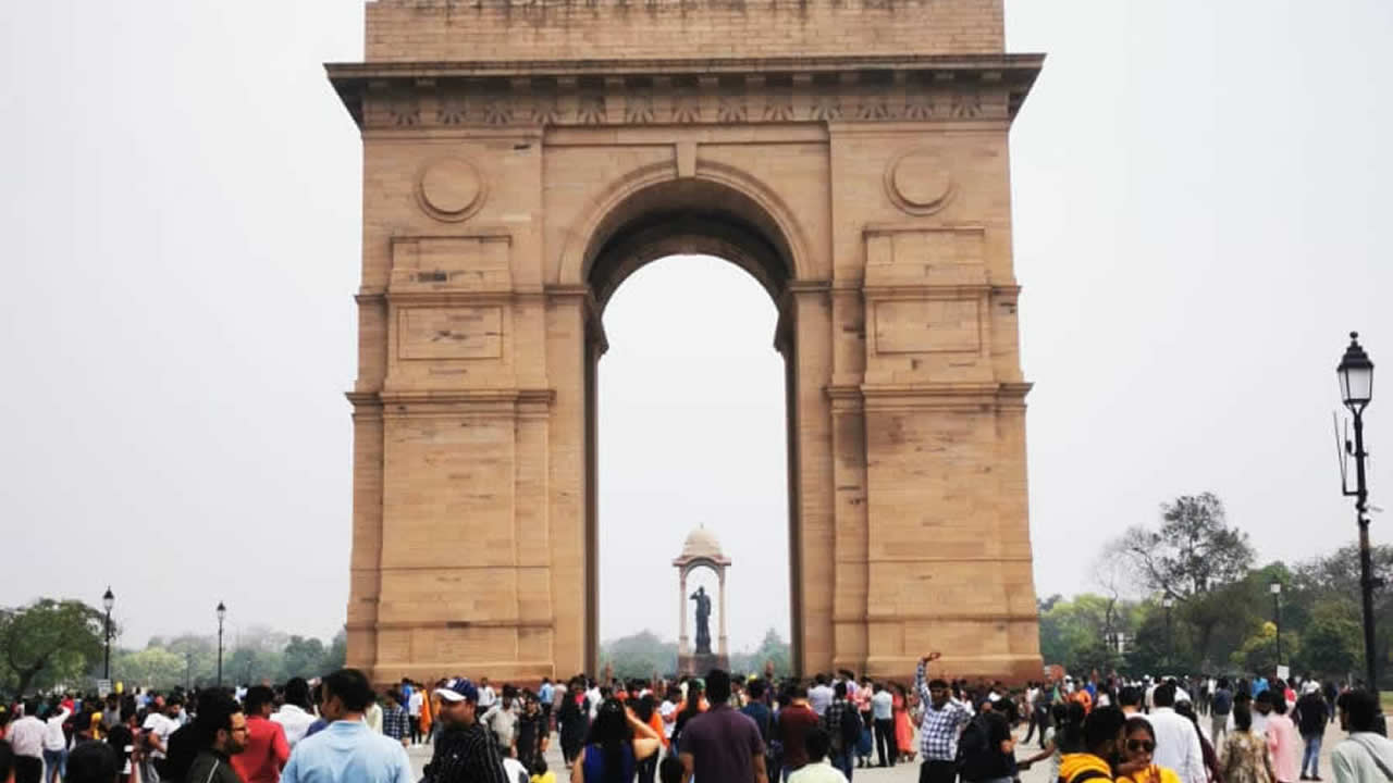 Une fois à New Delhi, difficile de rater l’India Gate. Ce monument mesurant 48 mètres de haut rend hommage aux soldats indiens, dont ceux de l’Armée des Indes britanniques qui sont morts durant la Première Guerre mondiale et pendant la troisième guerre anglo-afghane en 1919. D’ailleurs, les noms des soldats morts au combat sont gravés sur les murs.