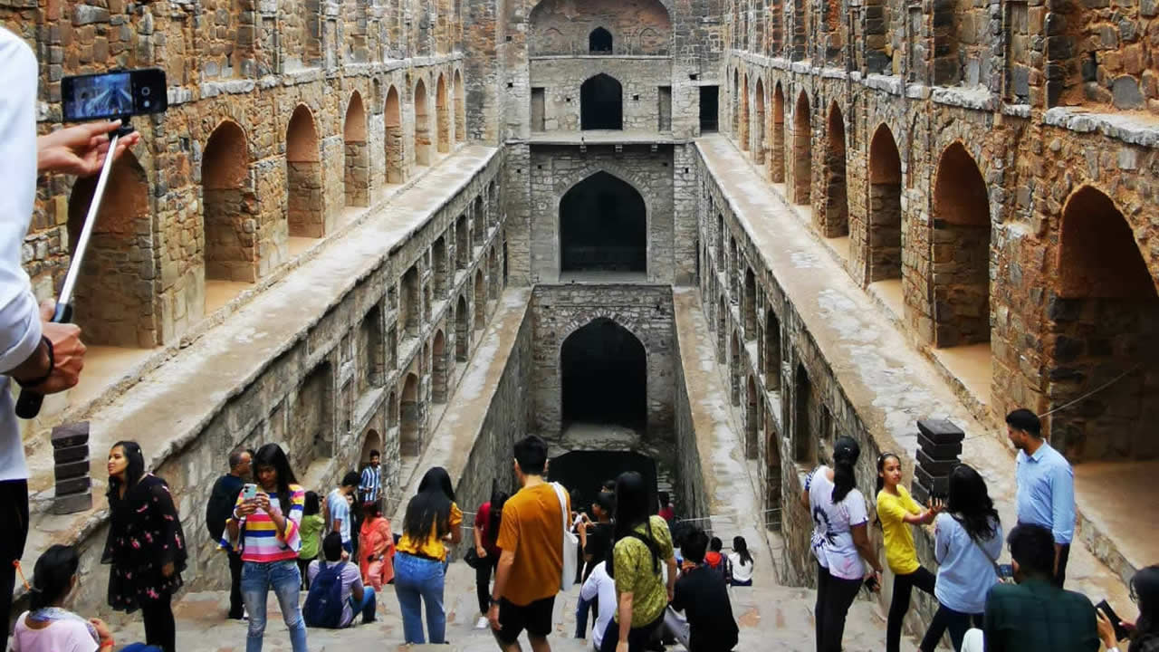 Autre lieu pittoresque à découvrir lors d’une visite à New Delhi : l’Agrasen-ki-baoli. Ce puits à degrés faisant 60 mètres de long et 15 mètres de large se situe tout près de Connaught Place.