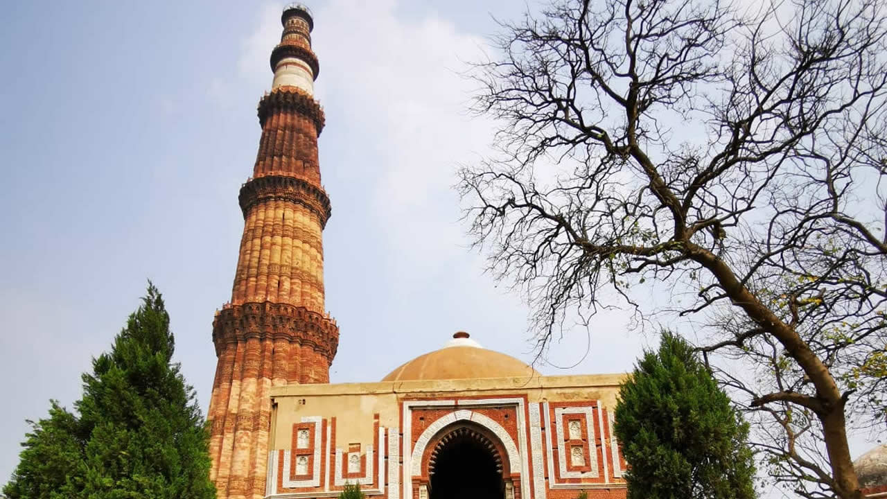 Classé au patrimoine mondial de l’Unesco, Qûtb Minâr, également connue comme la Tour de la Victoire, est le minaret indien le plus haut. On y retrouve aussi une zone archéologique avec des tombeaux et des mosquées. 
