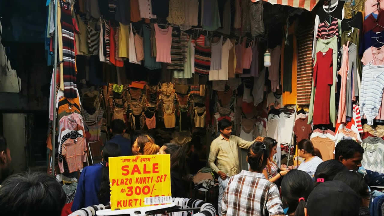Le fameux « Sarojini Nagar Market » où on peut trouver de tout à petit prix. Le marché est pris d’assaut par les Indiens qui viennent faire leurs courses mais aussi par les touristes qui y circulent pour faire des photos.