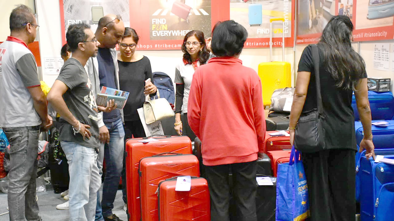 Certains visiteurs sont repartis avec des billets d’avion  et des valises.