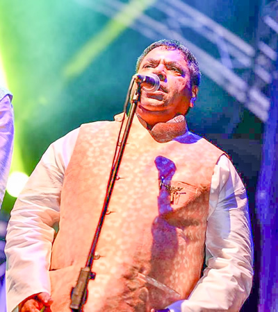 Kishore Taucoory est chanteur, auteur et compositeur.