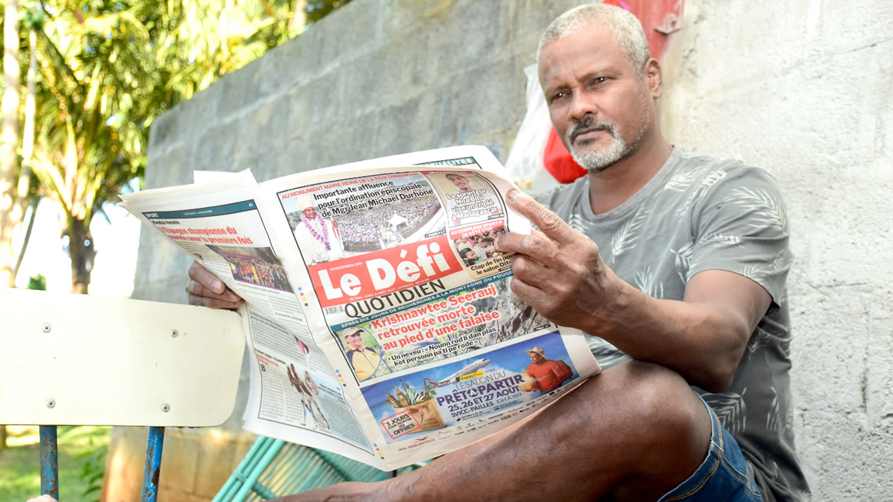 Un habitant lisant le journal en toute quiétude.