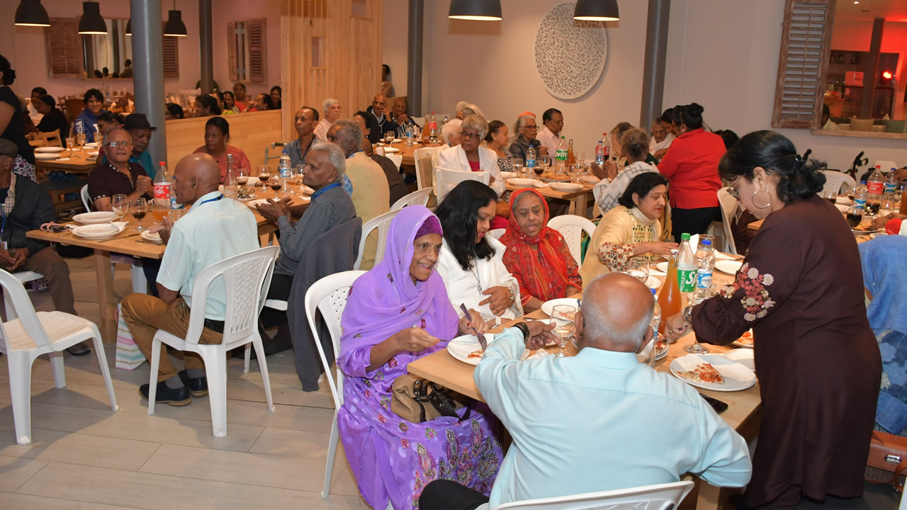 L'année dernière, Radio Plus a organisé un déjeuner pour les personnes âgées à Celebs  à l'occasion de la fête des mères.