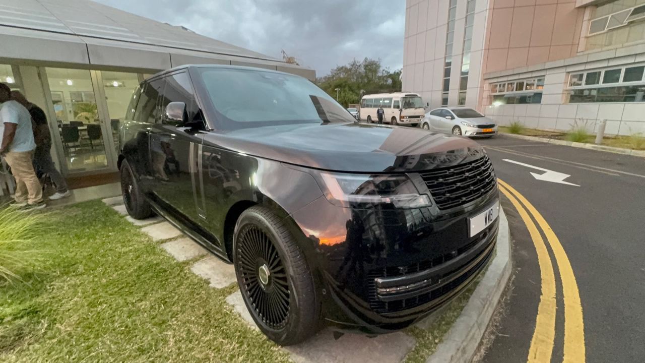 Une Range Rover, avec une immatriculation personnalisée, retrouvée chez le suspect Appaya.