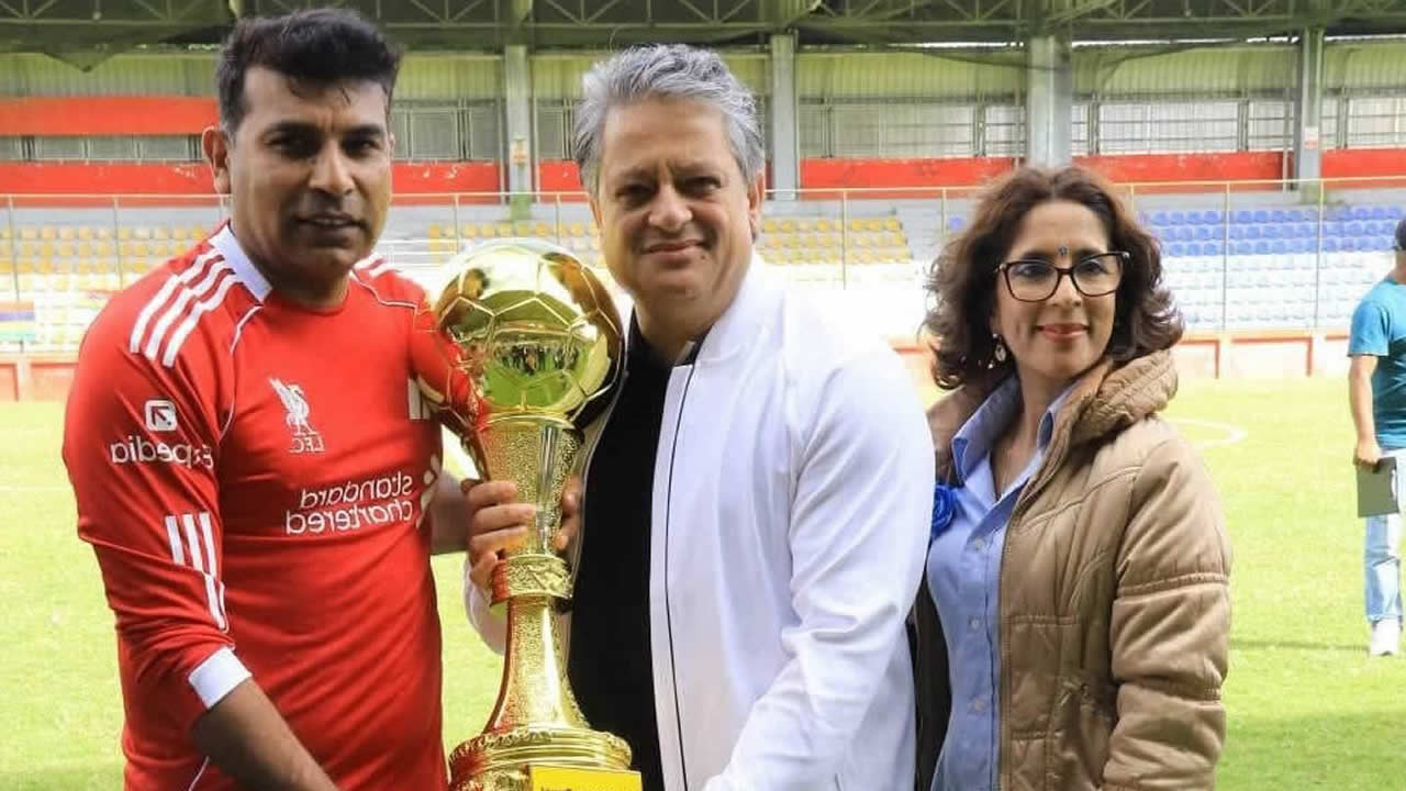 Le couple présentant un trophée au député Ehsan Juman.