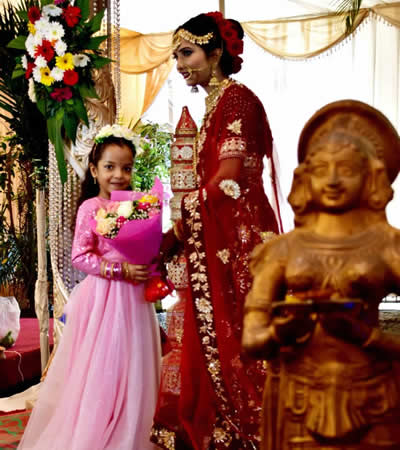 Shabnam Dumree est heureuse de poser avec sa fille d’honneur.