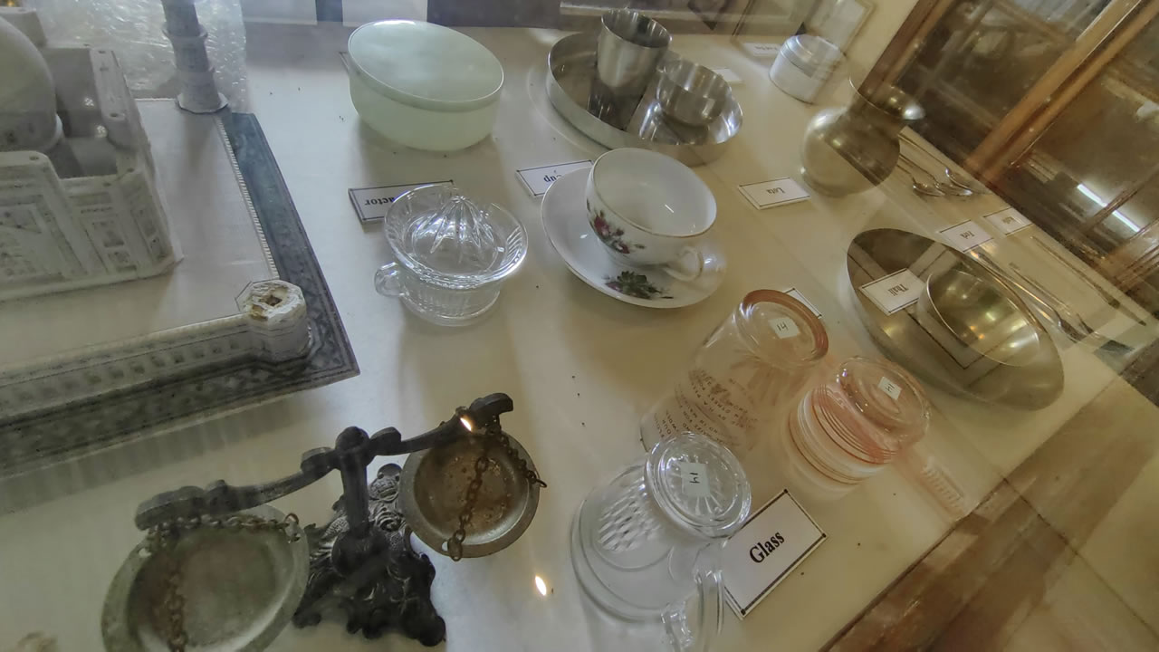 Des objets ayant appartenu à Sookdeo Bissoondoyal exposés au musée.