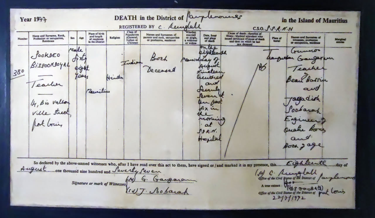 Le certificat de décès de Sookdeo Bissoondoyal, datant de 1977, enregistré dans le district de Pamplemousses à l’hôpital SSRN. 