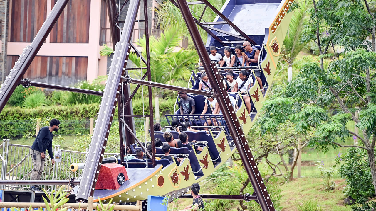 Bateau Pirate, un manège qui monte, descend et remonte, créant des frissons et des éclats de rire à chaque oscillation.