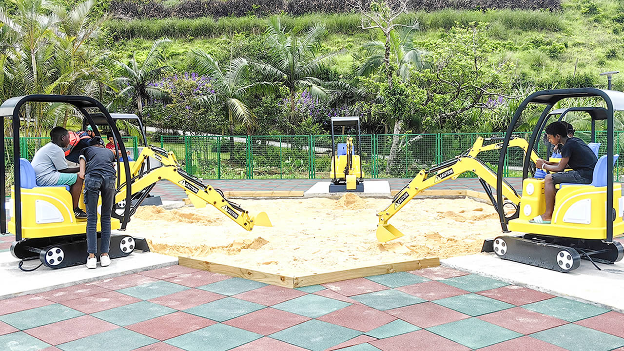 À Vallée Kids Parks, un espace spécialement dédié aux excavateurs attend les petits curieux ! Cet espace interactif est parfait pour les enfants fascinés par les machines et leur fonctionnement. 