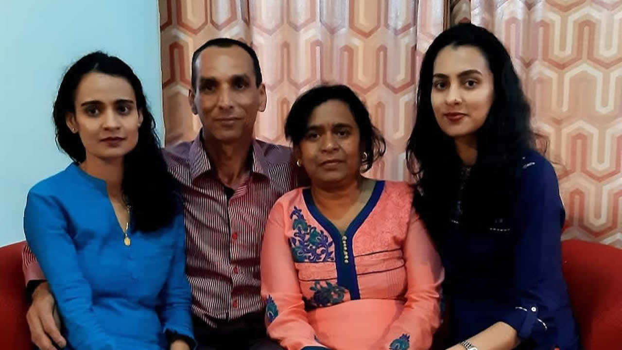 Vinod Ramphul entouré de son épouse et de ses deux filles.