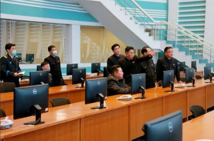 Le leader nord-coréen Kim Jong Un visite le siège de l'Administration nationale du développement aérospatial, le 10 mars 2022 à Pyongyang