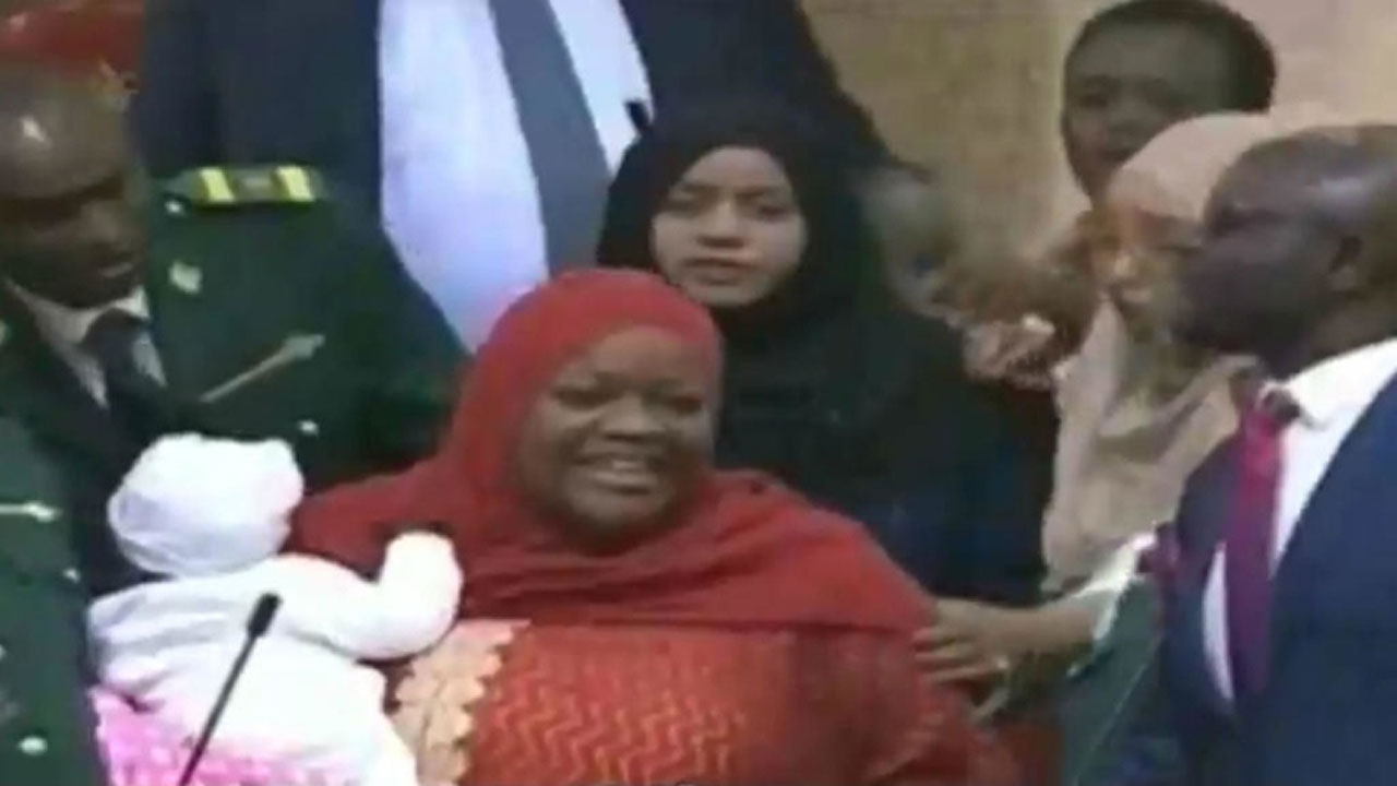 La députée Zuleika Hassan portant son bébé, entourée par les élus, a été sommée de quitter l'Assemblée nationale du Kenya (Photo KBC, télévision publique kényane)