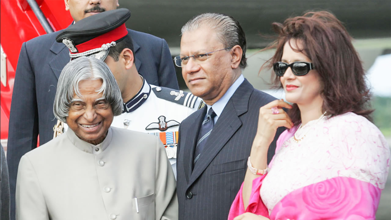 En mars 2006, le président de l’Inde, le Dr A. P. J. Abdul Kalam, accueilli par le Premier ministre, Navin Ramgoolam, et son épouse, Veena.