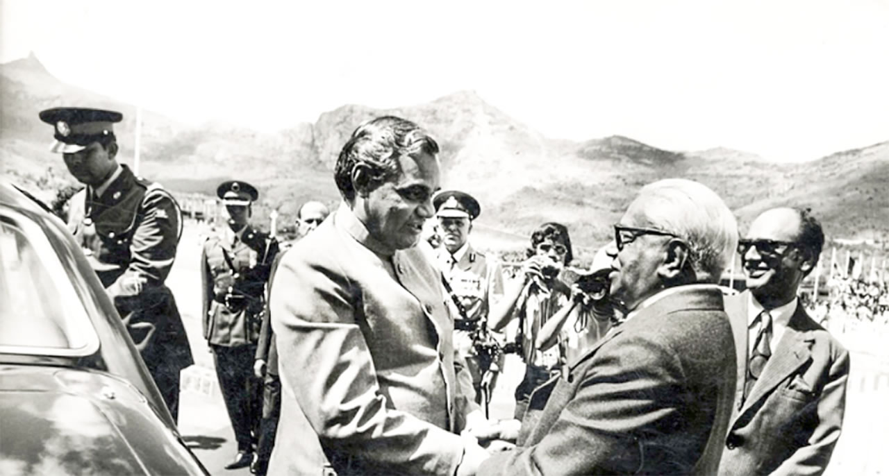 Le ministre des Affaires étrangères indien, Atal Bihari Vajpayee, saluant sir Seewoosagur Ramgoolam lors de sa visite à Maurice, le  12 mars 1978.