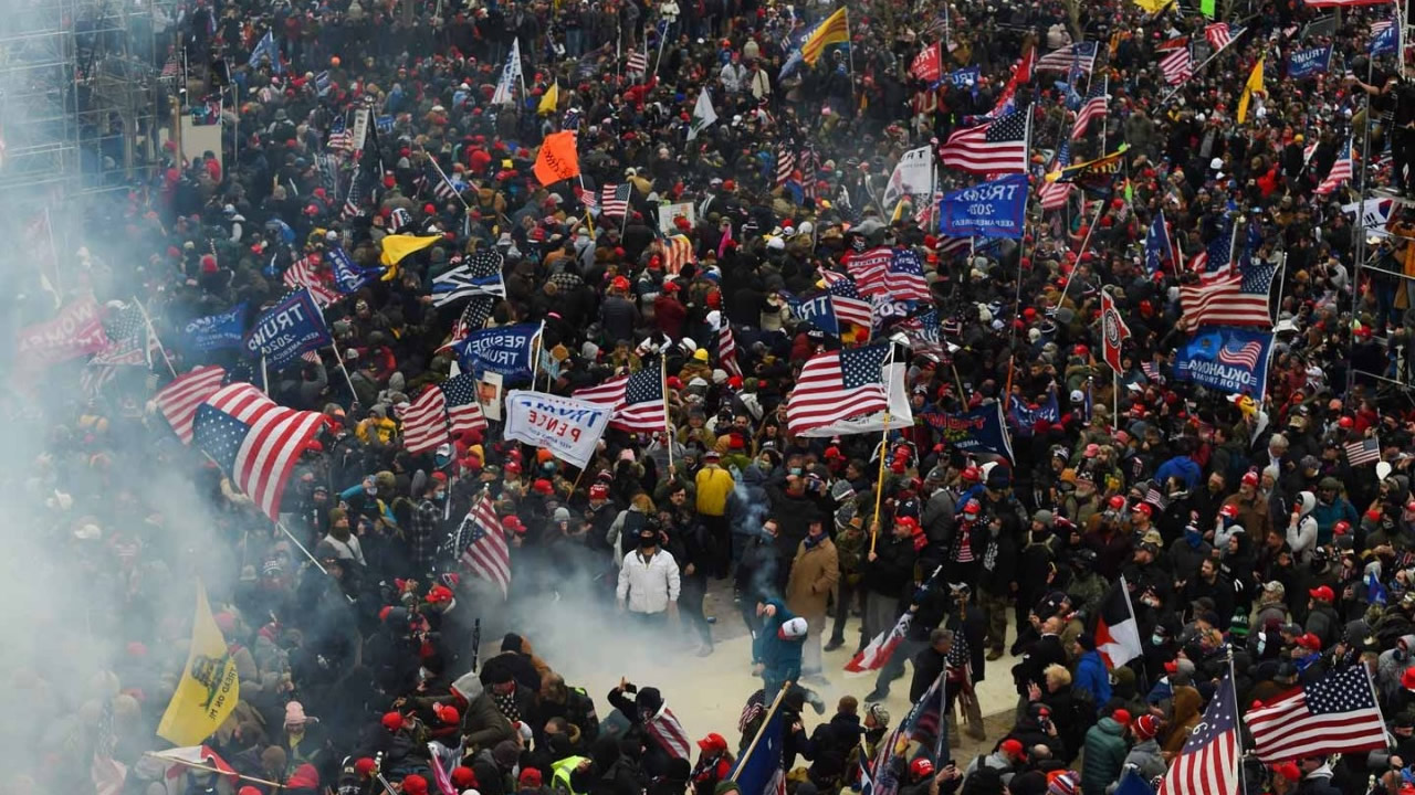 Une foule de partisans de Donald Trump a envahi le Capitole.