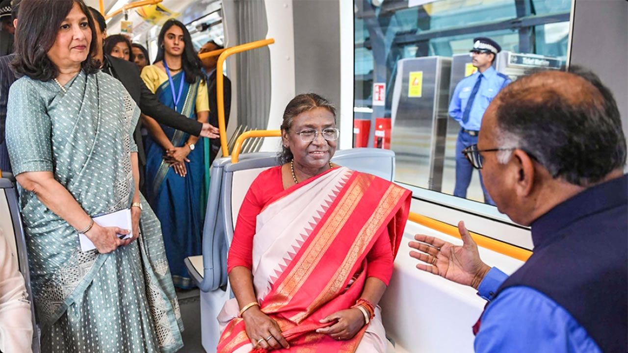 La présidente de l’Inde, Droupadi Murmu, ici à bord du Metro Express en compagnie d’Alan Ganoo, était l’invitée d’honneur des célébrations du 12 mars l’an dernier.