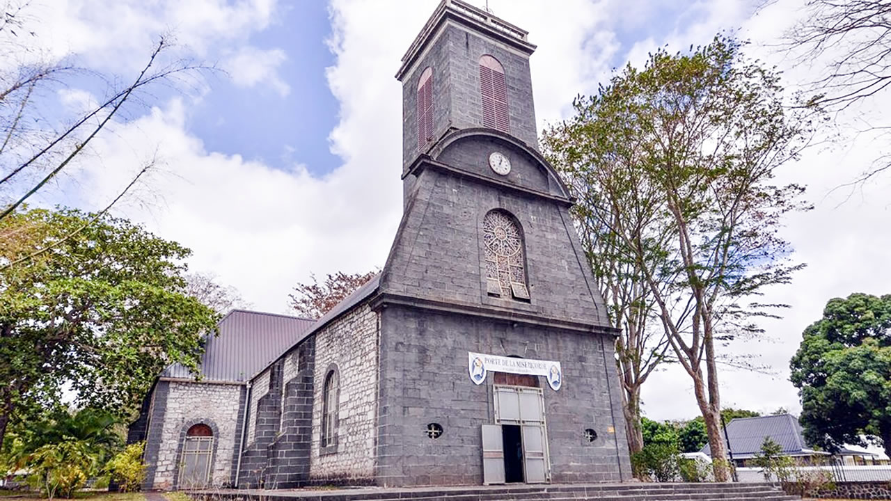 L’église Saint-François d’Assise située à Pamplemousses est l’une des plus anciennes de l’île, construite sous la colonisation française. Il s’agit de la troisième plus vieille église du pays après celle de Notre Dame du Grand Pouvoir à Grand-Port et la Cathédrale St-Louis à Port-Louis.