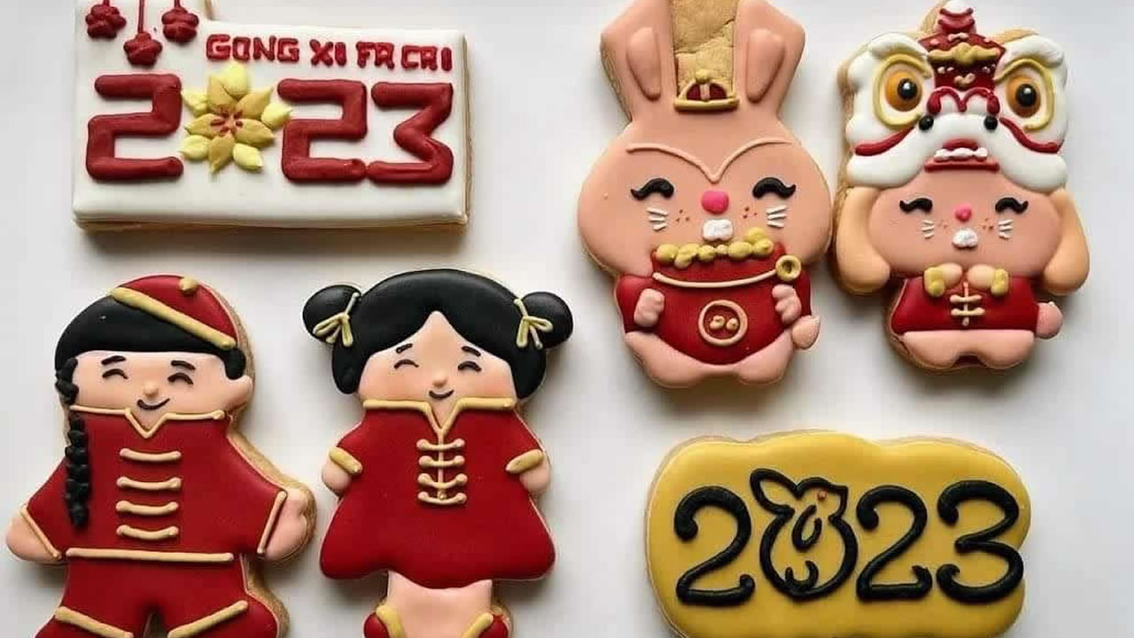 Ses cookies aux symboles chinois sont vendus par série de 15 pièces.