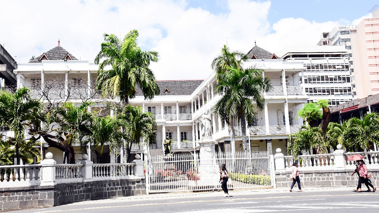 L’Hôtel du Gouvernement à Port-Louis, dont l’origine remonte à 1738, lorsque Mahé de La Bourdonnais décida d’utiliser un bâtiment nommé « La Loge » comme base administrative.
