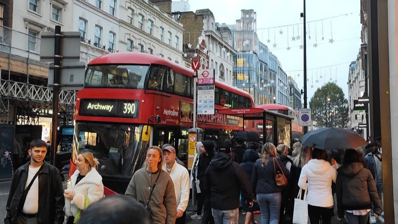 Depuis le XIXe siècle, Oxford Street n'a cessé de croître en importance en tant que destination shopping de renommée mondiale.