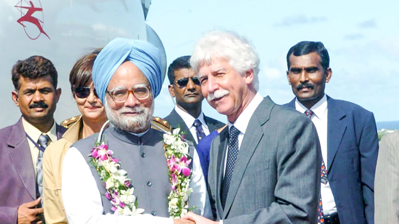 Le Premier ministre indien, le Dr Manmohan Singh, accueilli par son homologue mauricien, Paul Bérenger, à l’aéroport international SSR, le  30 mars 2005.