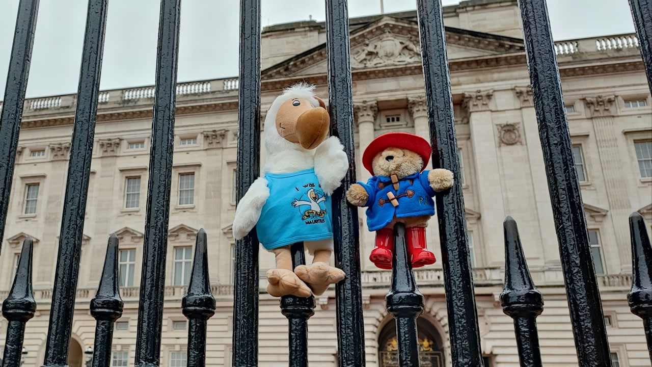 Deux mascottes en peluches ornant le portail du Buckingham Palace de Londres.