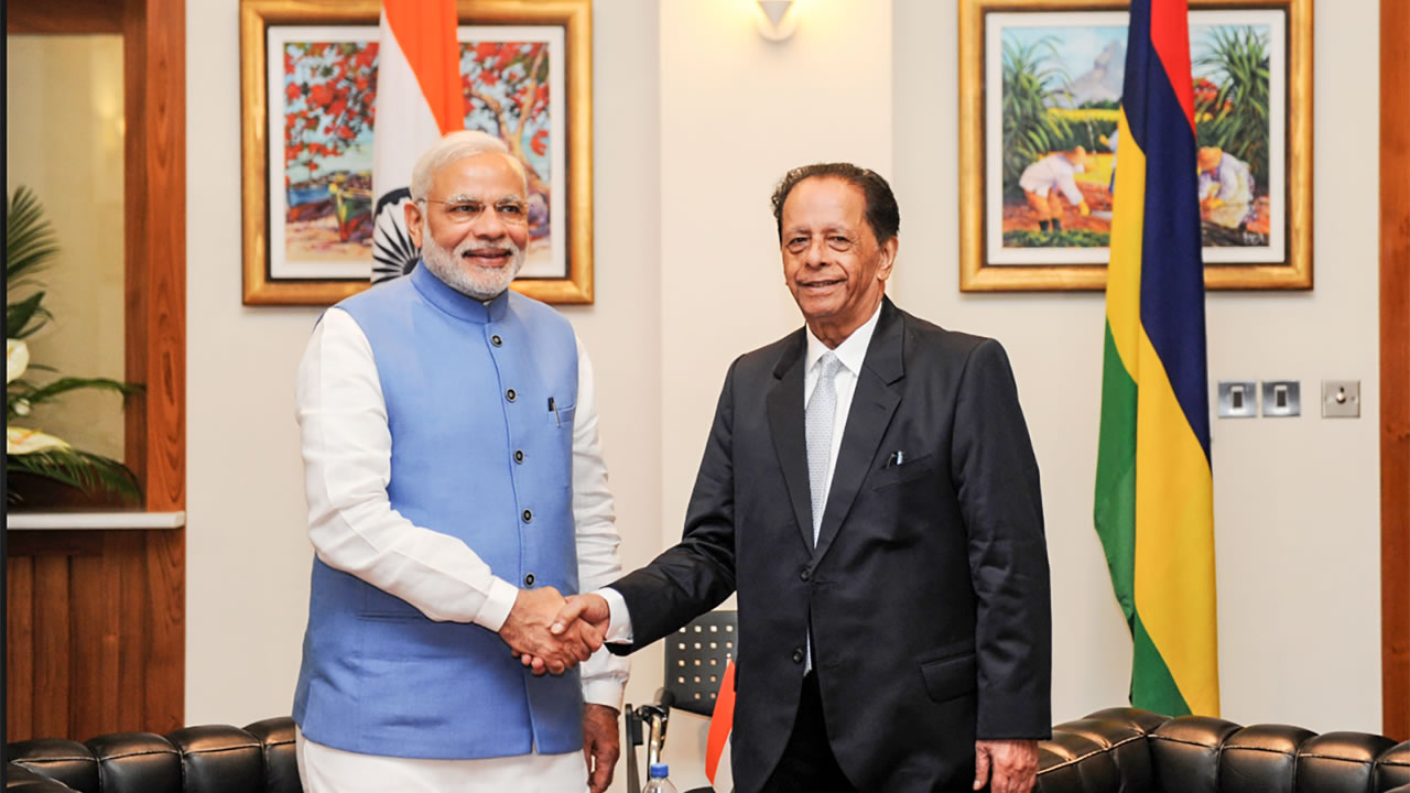 Le Premier ministre indien, Narendra Modi, serrant la main de sir Anerood Jugnauth, Premier ministre mauricien, lors des célébrations de l’Indépendance de Maurice en mars 2015.