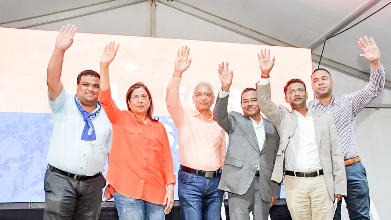 Pravind Jugnauth sur l’estrade avec les trois candidats  de l’Alliance Lepep dans la circonscription no 19 .