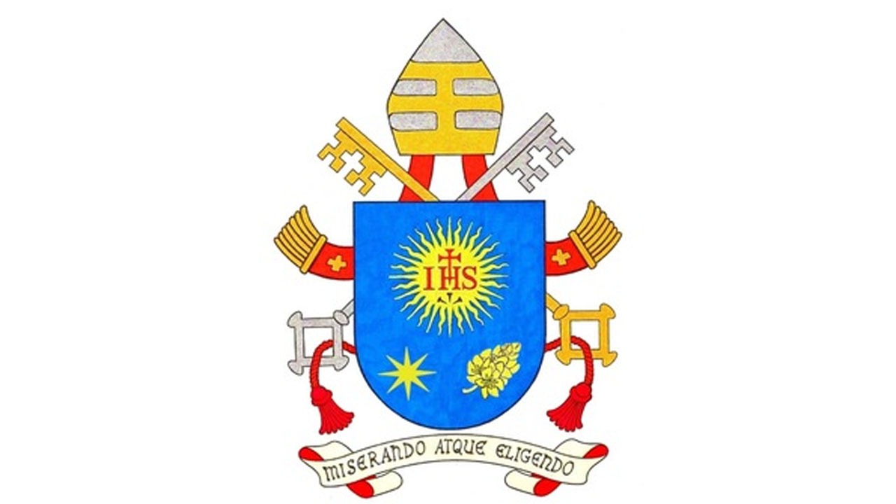 La devise du pape François, «miserando atque eligendo» en latin, est écrite en bas du blason