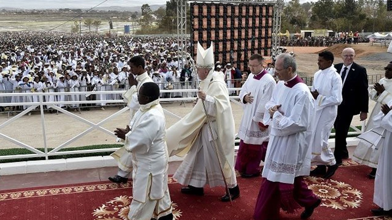 Le bâton liturgique ou férule papale représente l’attribut du pouvoir spirituel et temporel du souverain pontife 