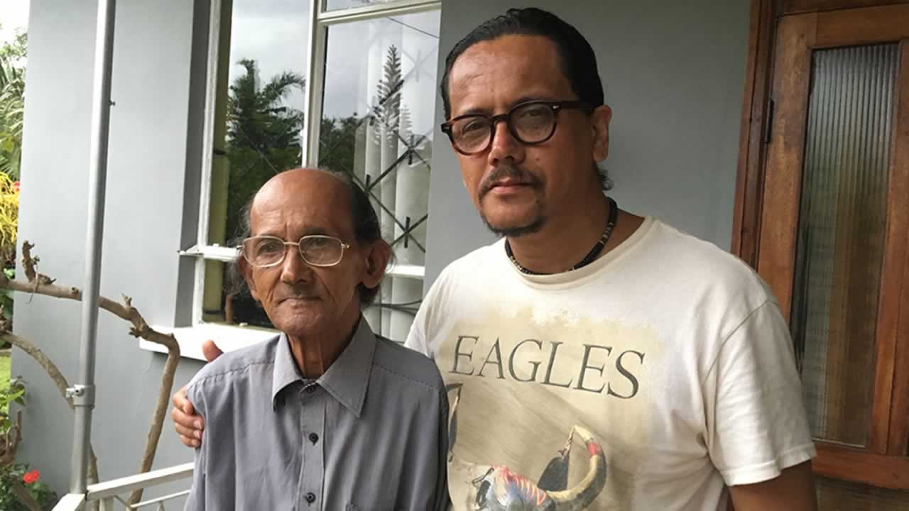 Jacques Mario Gentil se tient aux côtés de son père lors de sa dernière visite à Maurice en 2018. 