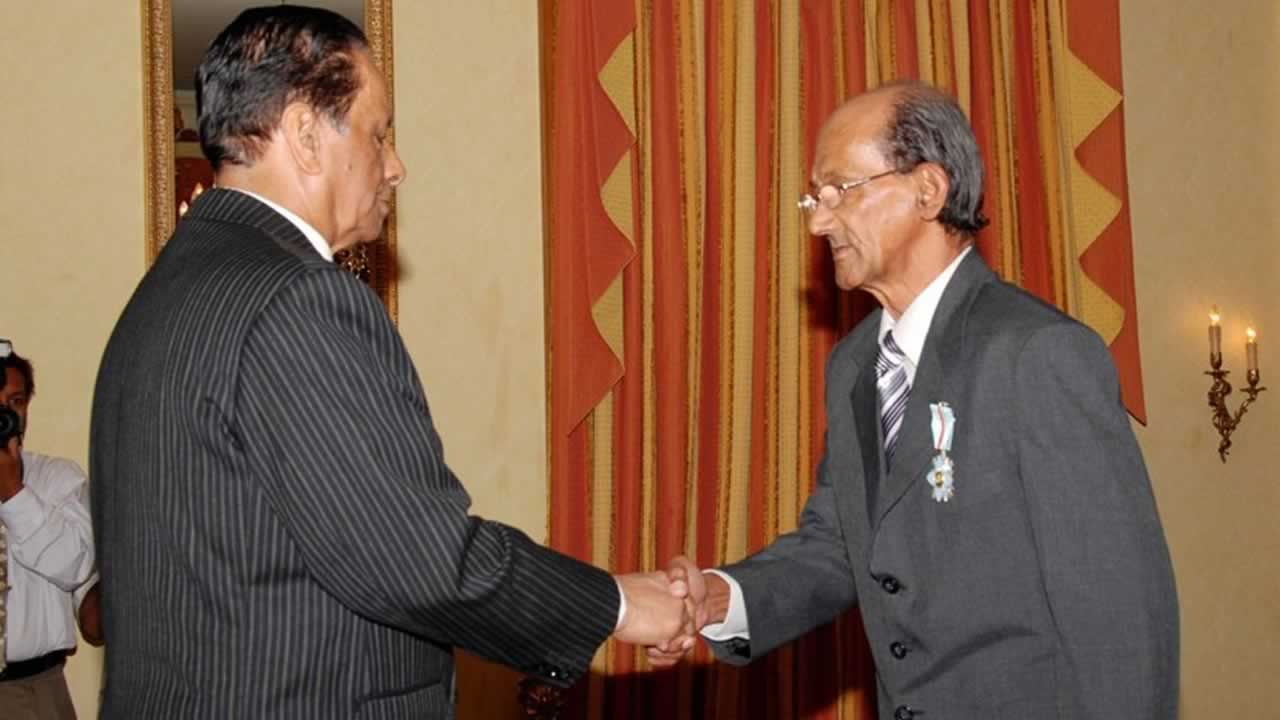Philippe Gentil est fait « Officer of the Order of the Star and Key of the Indian Ocean » (OSK) par le Premier minister sir Anerood Jugnauth en 2008. Il est aussi « Member of the Order of the British Empire » (MBE) et «Commander of the Order of the Star and Key of the Indian Ocean» (CSK). 