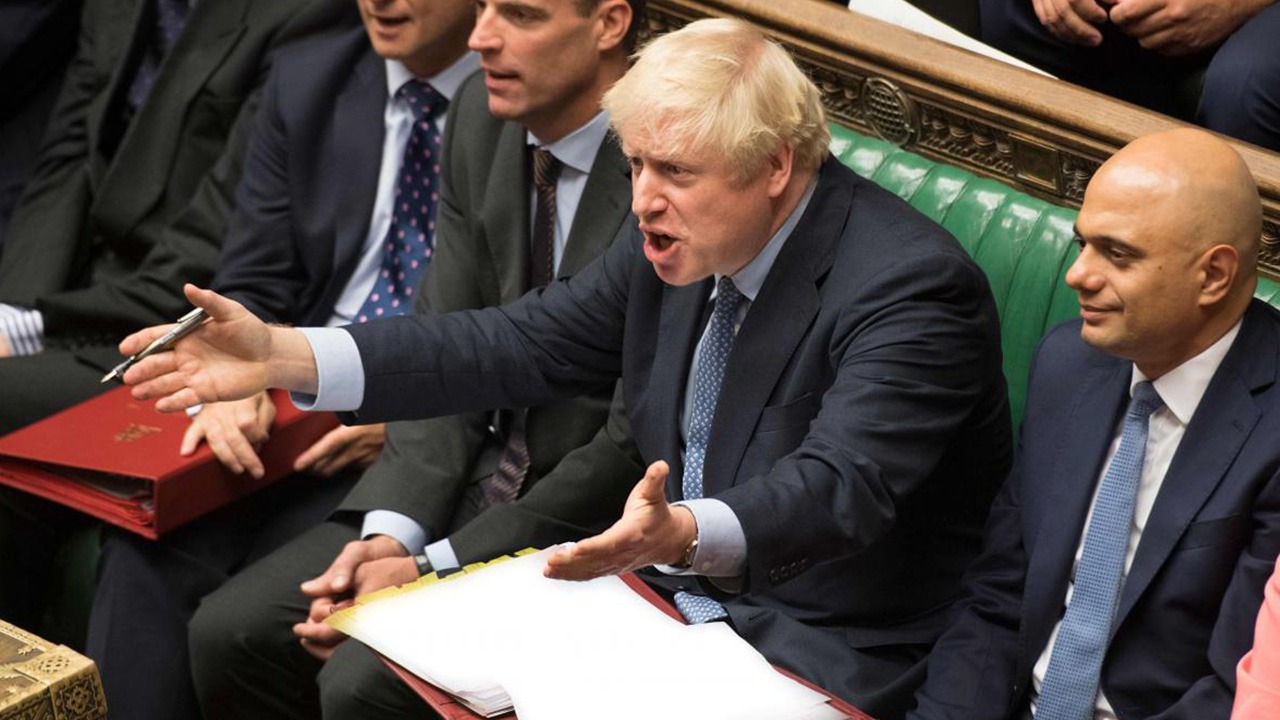 Le Premier ministre, Boris Johnson, fait face à une fronde des parlementaires britanniques, qui veulent lui imposer de demander un délai supplémentaire pour le Brexit.