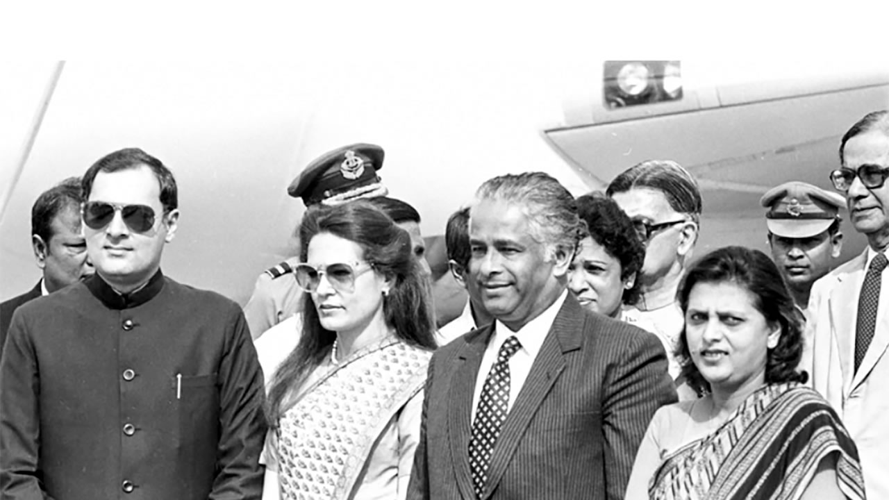 Le Premier ministre indien, Rajiv Gandhi (à l’extrême g.), et son épouse, Sonia (2e à g.), accueillent le Premier ministre mauricien, Anerood Jugnauth, et son épouse, Sarojini Jugnauth, à l’aéroport international Indira Gandhi de New Delhi, le 2 avril 1985.