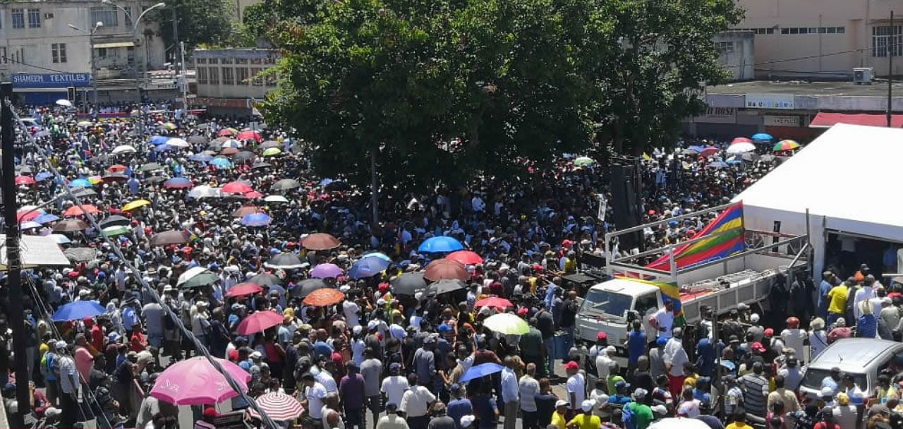 À la place Taxi, ce dimanche, une ambiance particulière a régné. La foule était au rendez-vous.