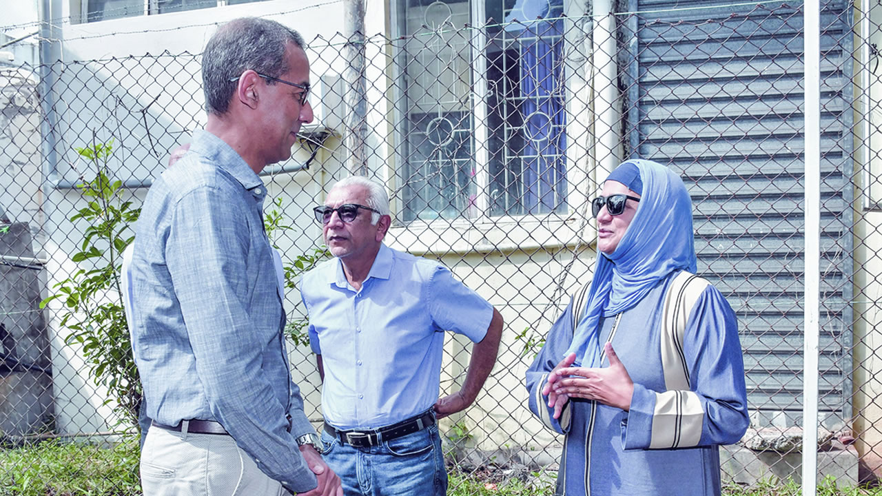 Le député Osman Mahomed présentant ses sympathies à Zibya, la fille de Reza Issack. 