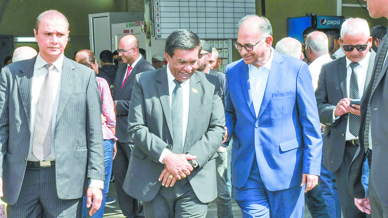 Hommes politiques de tous bords étaient présents aux funérailles, notamment le président de la République, Pradeep Roopun, et le ministre Alan Ganoo.