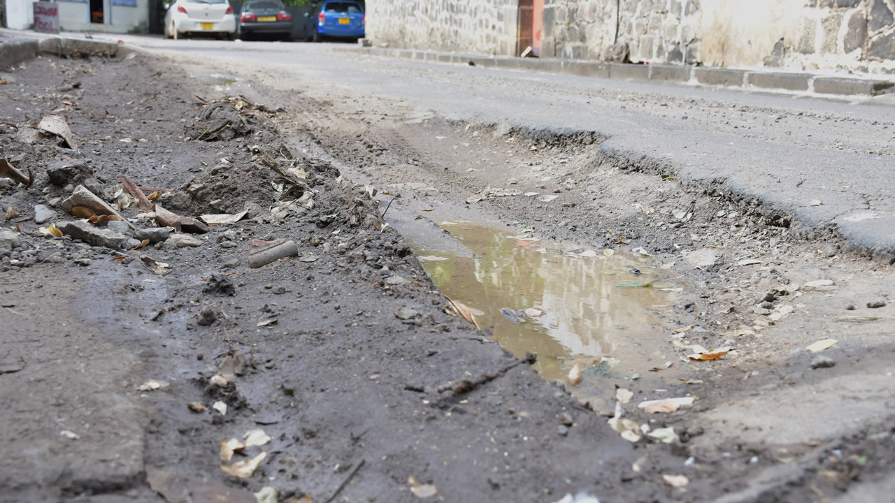 À l’angle des rues Saint-Denis et La Poudrière, des traces de boue sont toujours visibles.