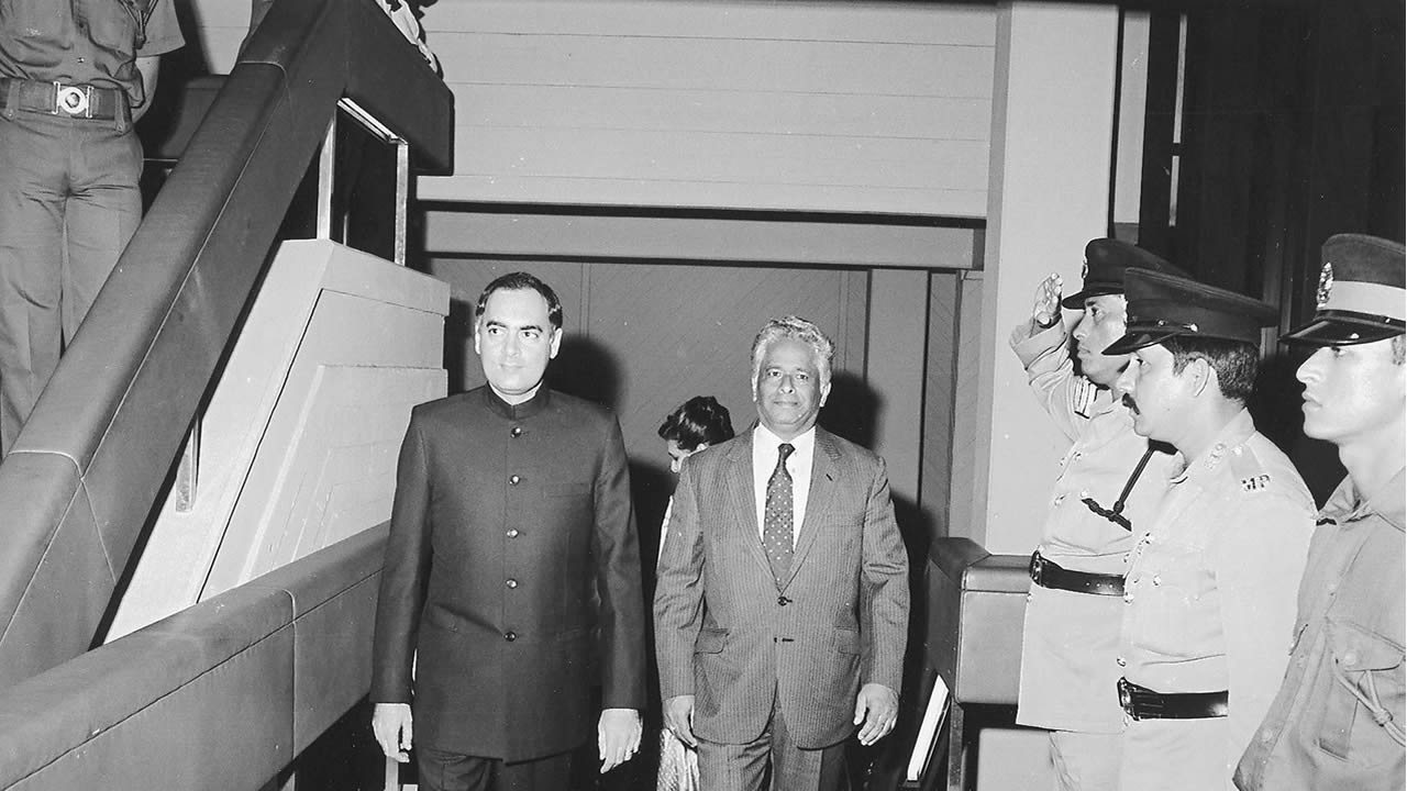 SAJ en compagnie de Rajiv Gandhi en visite à Maurice en 1986.