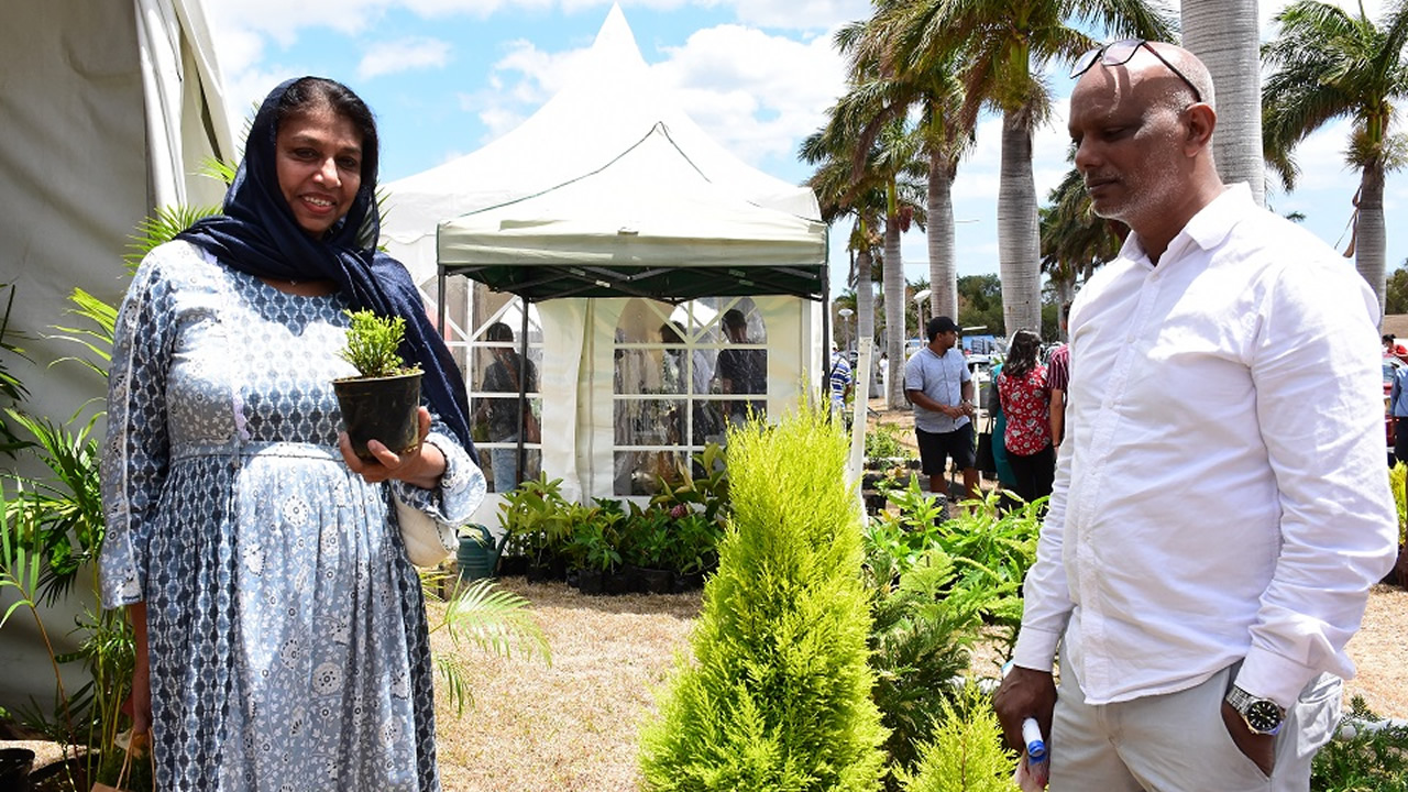 Rasoulbee Hatteea, habitante de Sébastopol, est satisfaite de sa visite au salon. Elle était accompagnée de son époux. « J’ai passé un très bon moment. Je suis contente d’avoir pu acheter du thym et des plantes », confie-t-elle.  