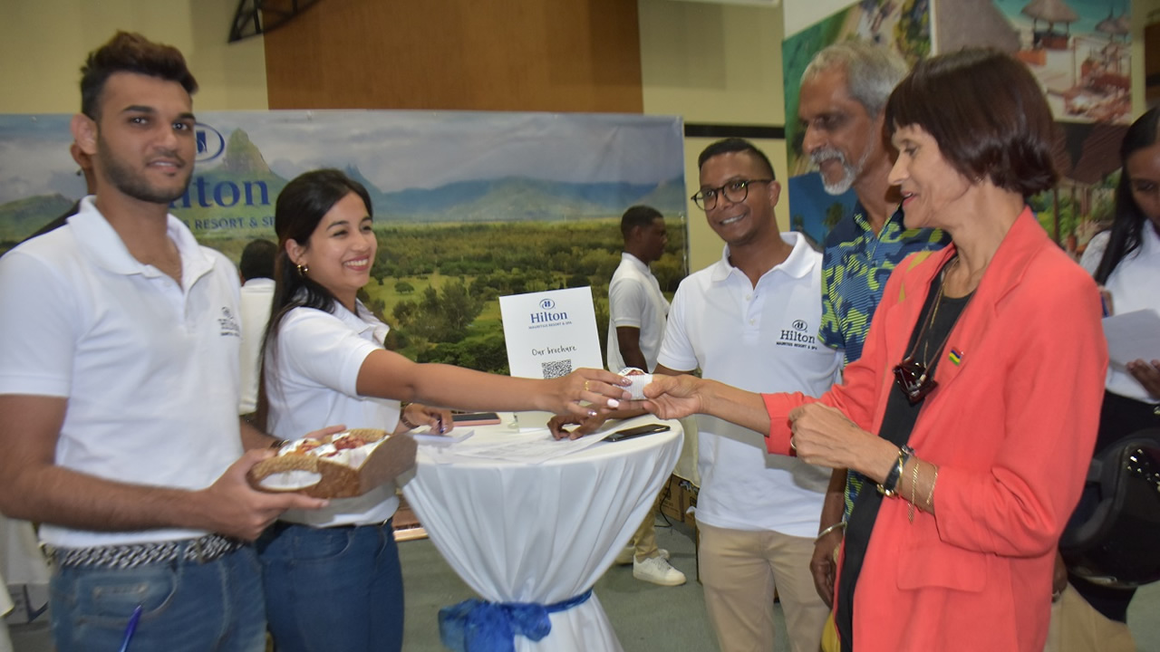Hilton Mauritius Resort & Spa faisait déguster des cupcakes aux visiteurs  de son stand. 