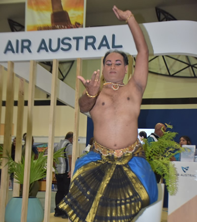 Une démonstration de bharatanatyam, danse traditionnelle indienne, était proposée sur le stand d’Air Austral.
