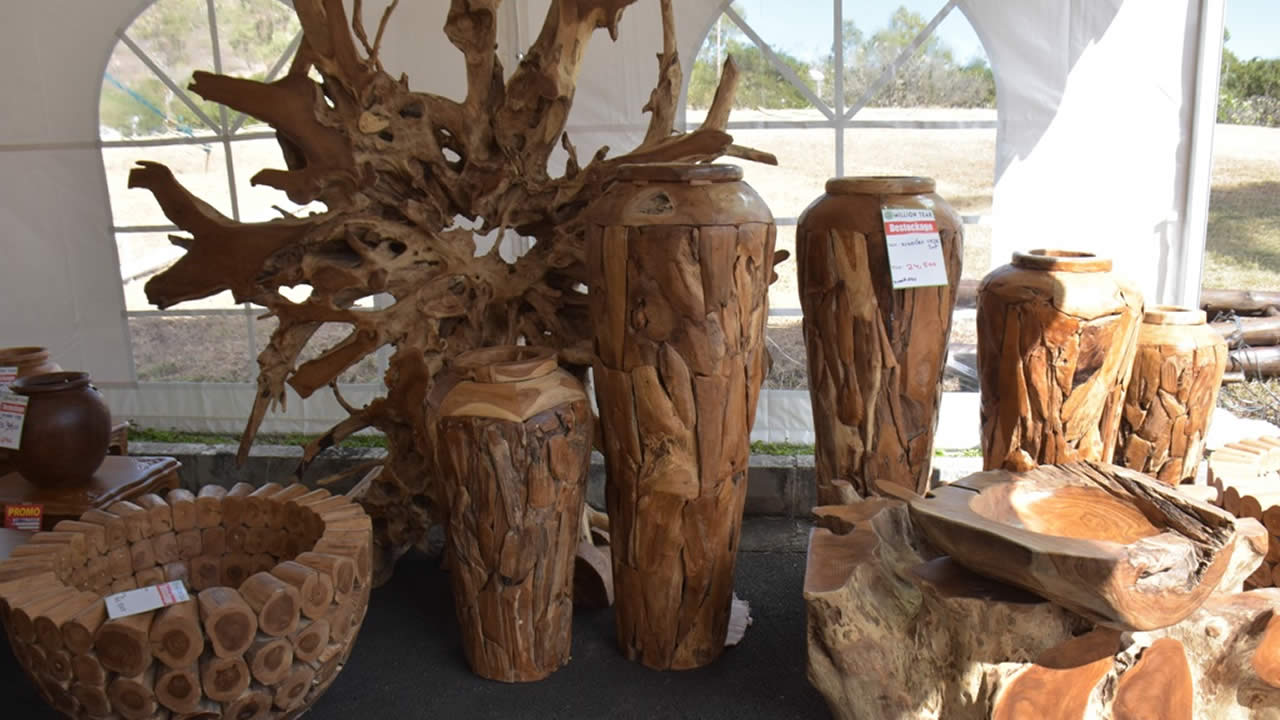 Des meubles et des objets déco en bois de teck sont à découvrir sur le stand de Million Teak.