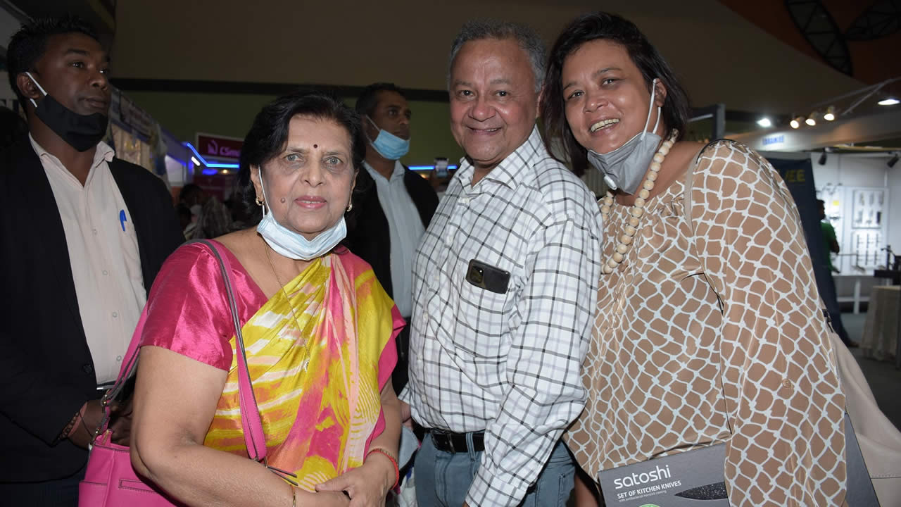 Lady Sarojini Jugnauth a salué le vice-président de la République, Eddy Boissezon, et son épouse au passage.